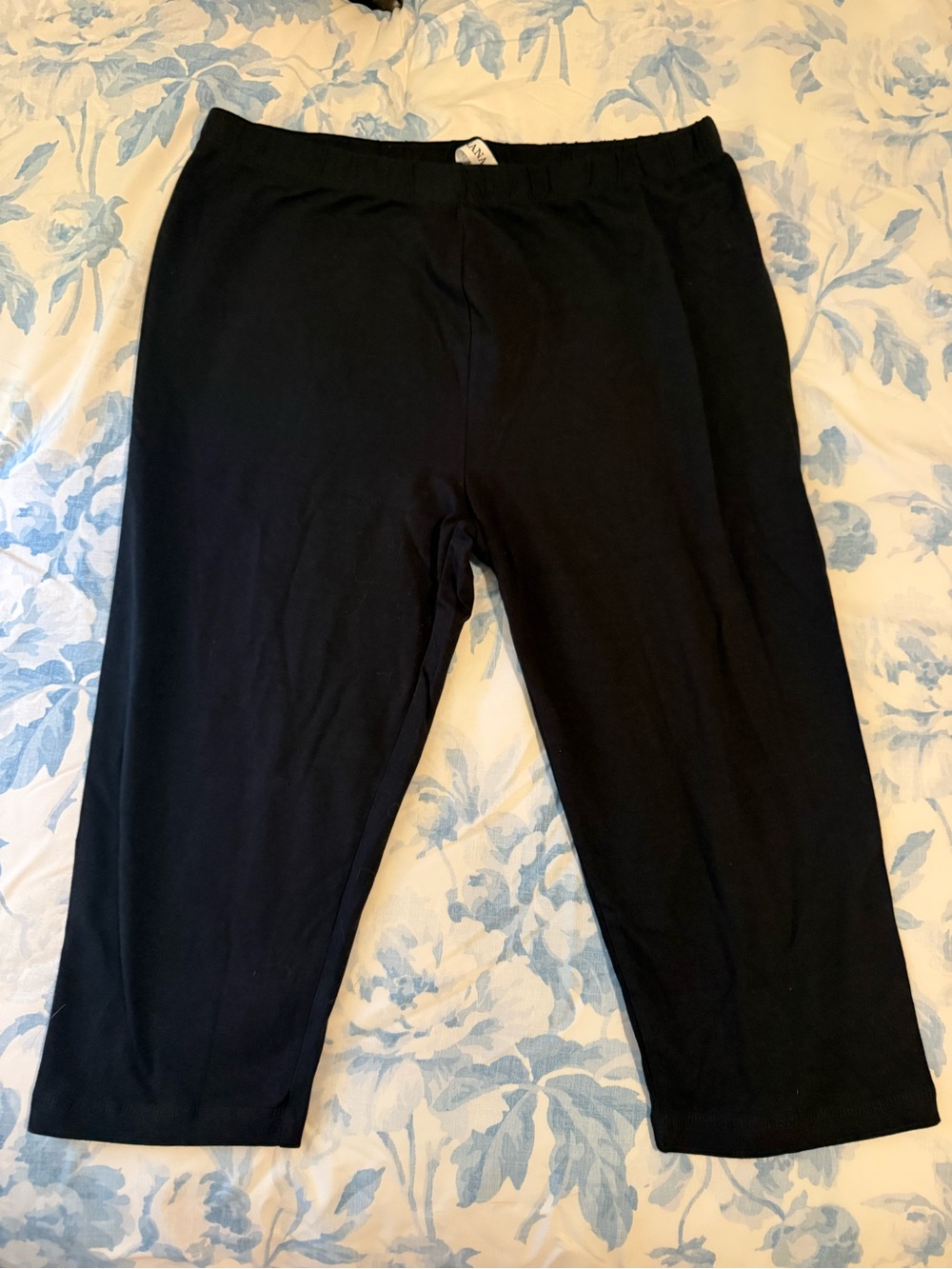 NEW - Zenana Plus Size Black (Short) Capri Leggings
